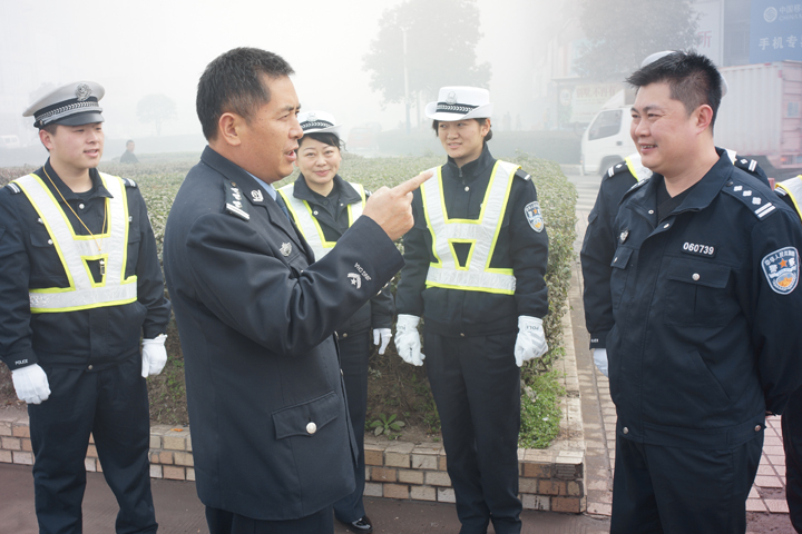 邵阳正月初一政委申宏伟代表交警支队党委慰问一线执勤民警